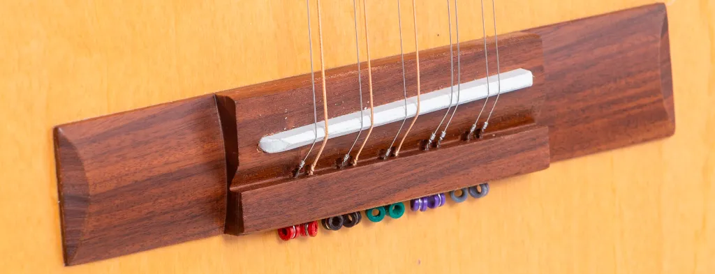 Viola-Rozini-Caipira-Ponteio-RV151-Ativa-Detalhe-Cavalete.webp