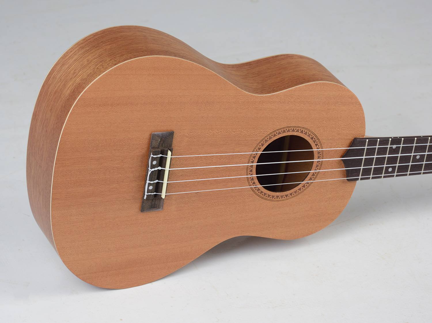 Ukulele Strinberg UK06B Acustico Baritono Com Capa